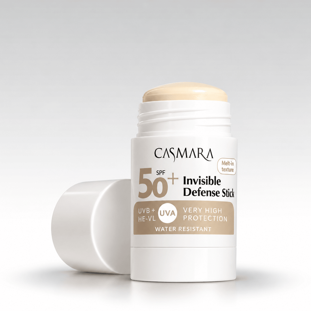 CASMARA Invisible Defense Stick SPF 50+ Melt-in texture, fondo gris claro y sombra suave