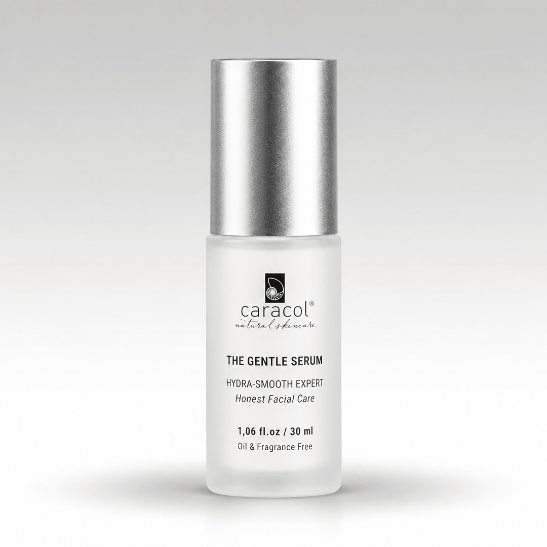 Caracol The Gentle Serum sobre fondo gris claro, sombra suave