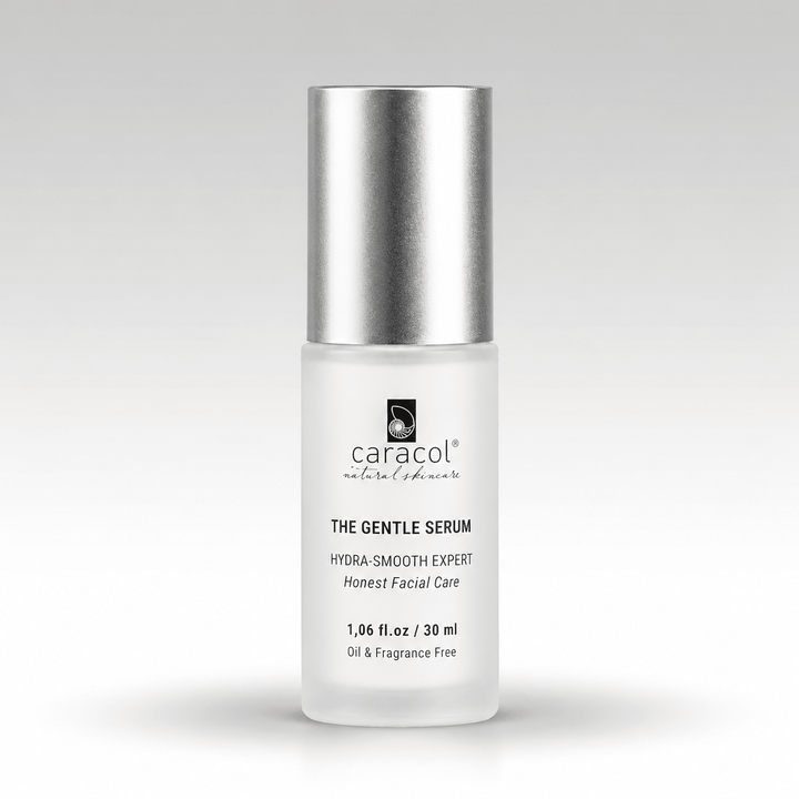 Caracol The Gentle Serum sobre fondo gris claro, sombra suave